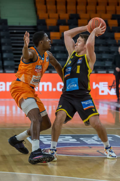 孔德身着这 孔德身着这