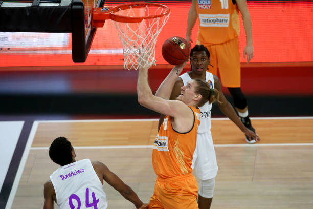 斯基拉：米兰对特奥的红牌非常愤怒，或对他处以内部罚款